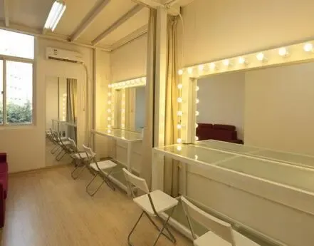 所谓“封闭化妆间”其实是个公共区域