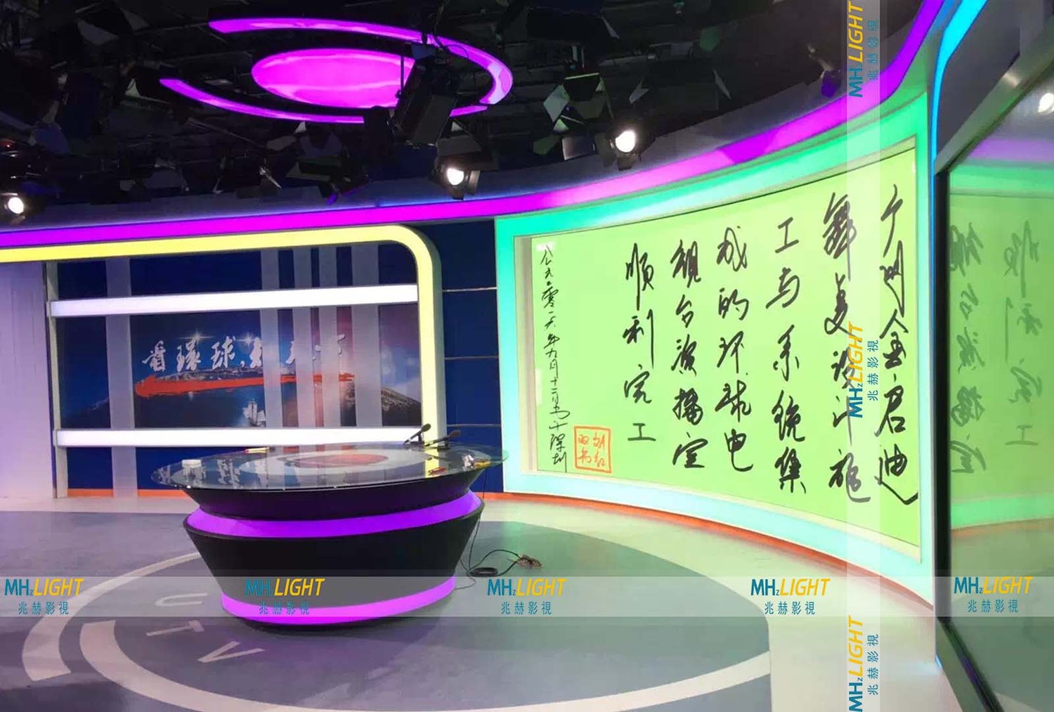 当天行程结束时途开心安排的车载WiFi确保大家可以实时分享旅行记录导游还推送了今日详细讲解资料方便事后回顾