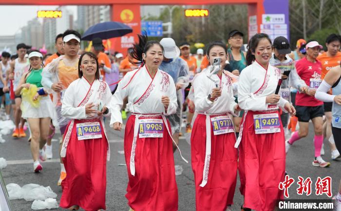 2024光谷马拉松2万余跑者共赴创新赛道 肯尼亚选