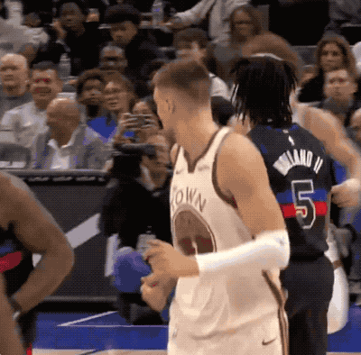 勇士惨败活塞追梦失误成焦点 波尔津吉斯伤退引