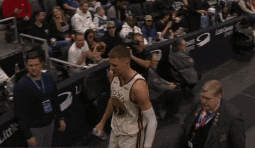 勇士惨败活塞追梦失误成焦点 波尔津吉斯伤退引