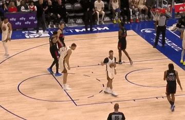 勇士惨败活塞追梦失误成焦点 波尔津吉斯伤退引