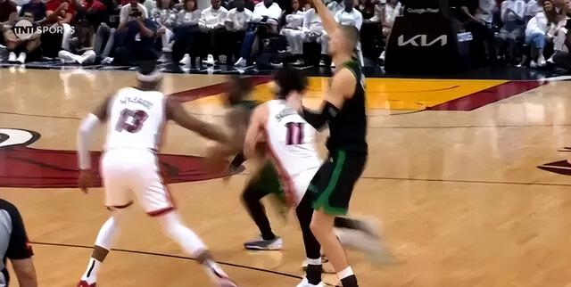 勇士惨败活塞追梦失误成焦点 波尔津吉斯伤退引