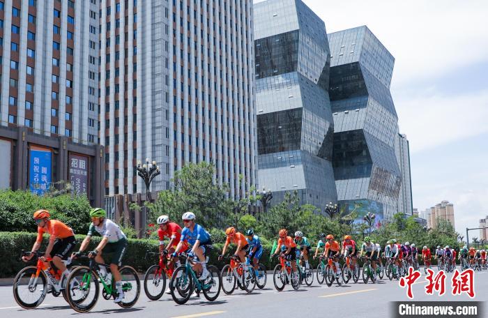 意大利车手斩获黄衫绿衫 青海环青赛揭幕战激情