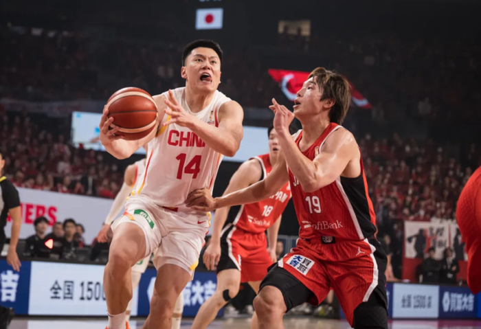 上海男篮11连胜登顶联盟 李弘权三分神射助队狂