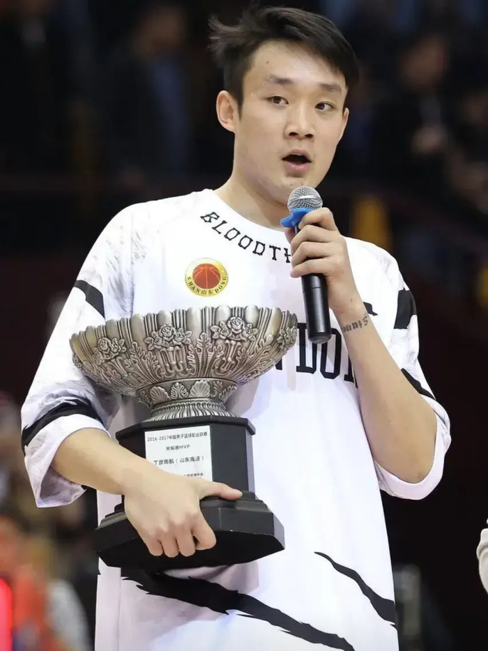 丁彦雨航：后卫技能重塑小前锋角色 谈团队信任