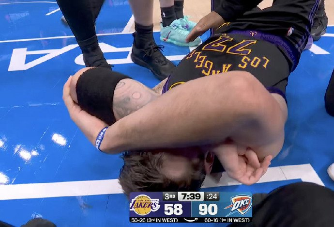 东契奇疑似左腿筋受伤或无缘65场评奖资格