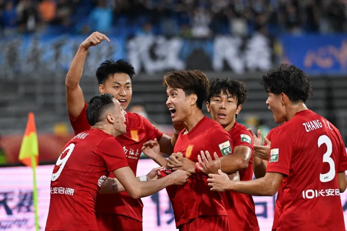 升班马重庆铜梁龙五轮不败登顶中超，创近十年