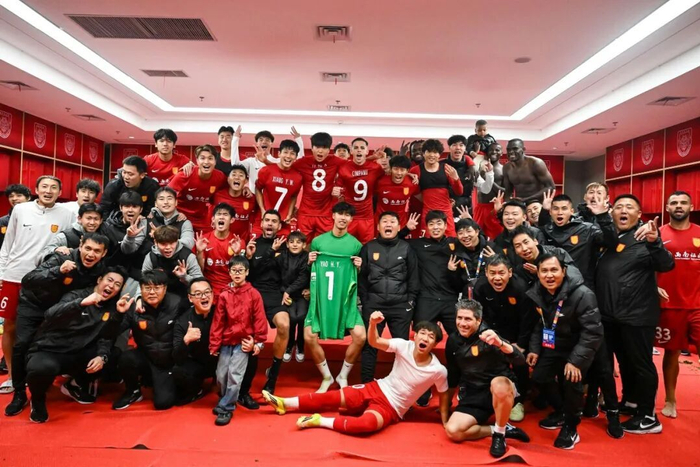 升班马重庆铜梁龙五轮不败登顶中超，创近十年