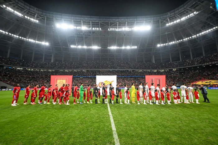 升班马重庆铜梁龙五轮不败登顶中超，创近十年