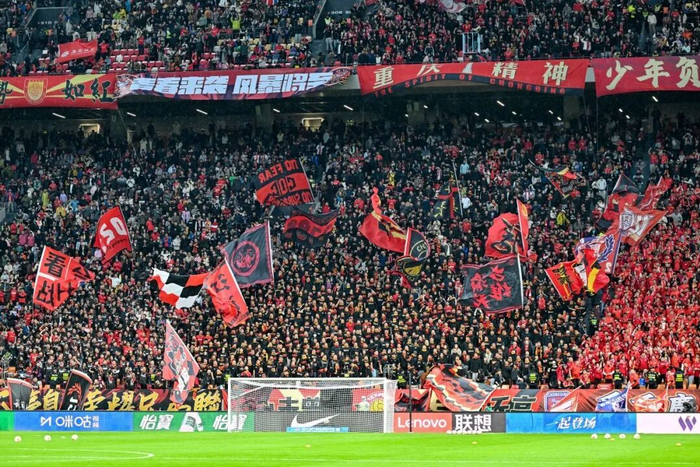 升班马重庆铜梁龙五轮不败登顶中超，创近十年